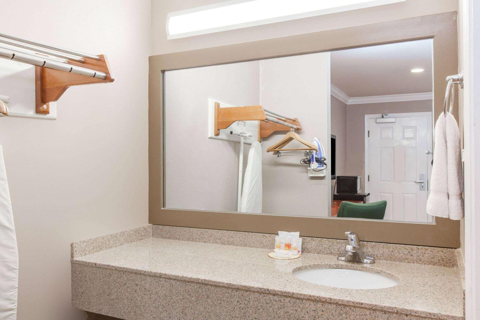 Days Inn By Wyndham San Francisco S/Oyster Point Airport South San Francisco Eksteriør billede